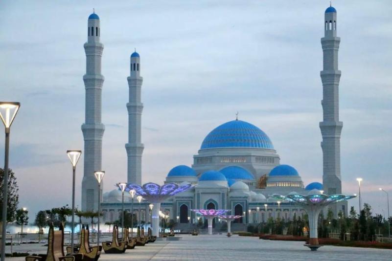 Крупнейшая в Центральной Азии мечеть на 30 тысяч молящихся торжественно открыта в Нур-Султане
